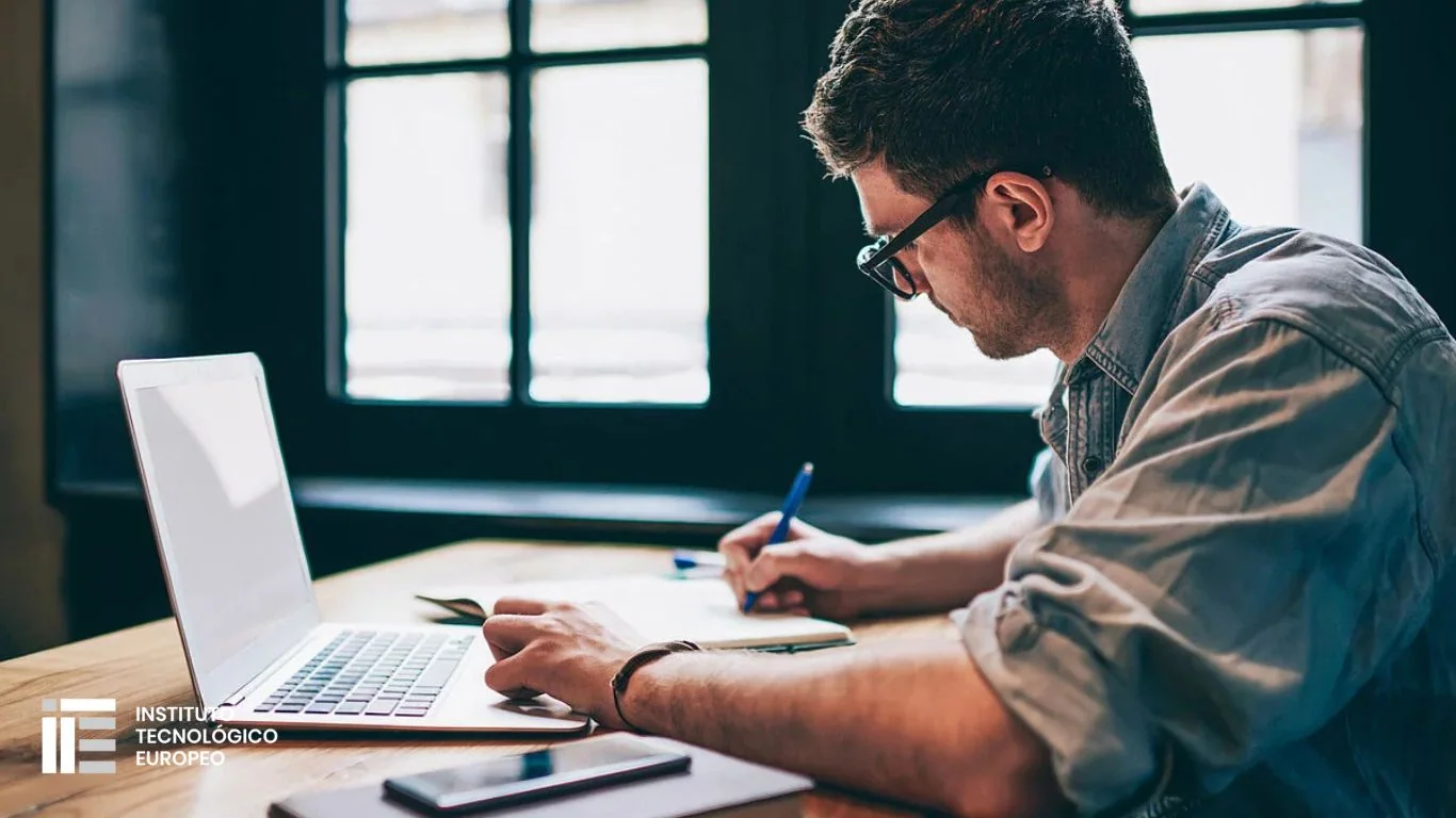 Descubre por qué El futuro de España es la formación con IA y cómo prepararte para liderar la transformación digital