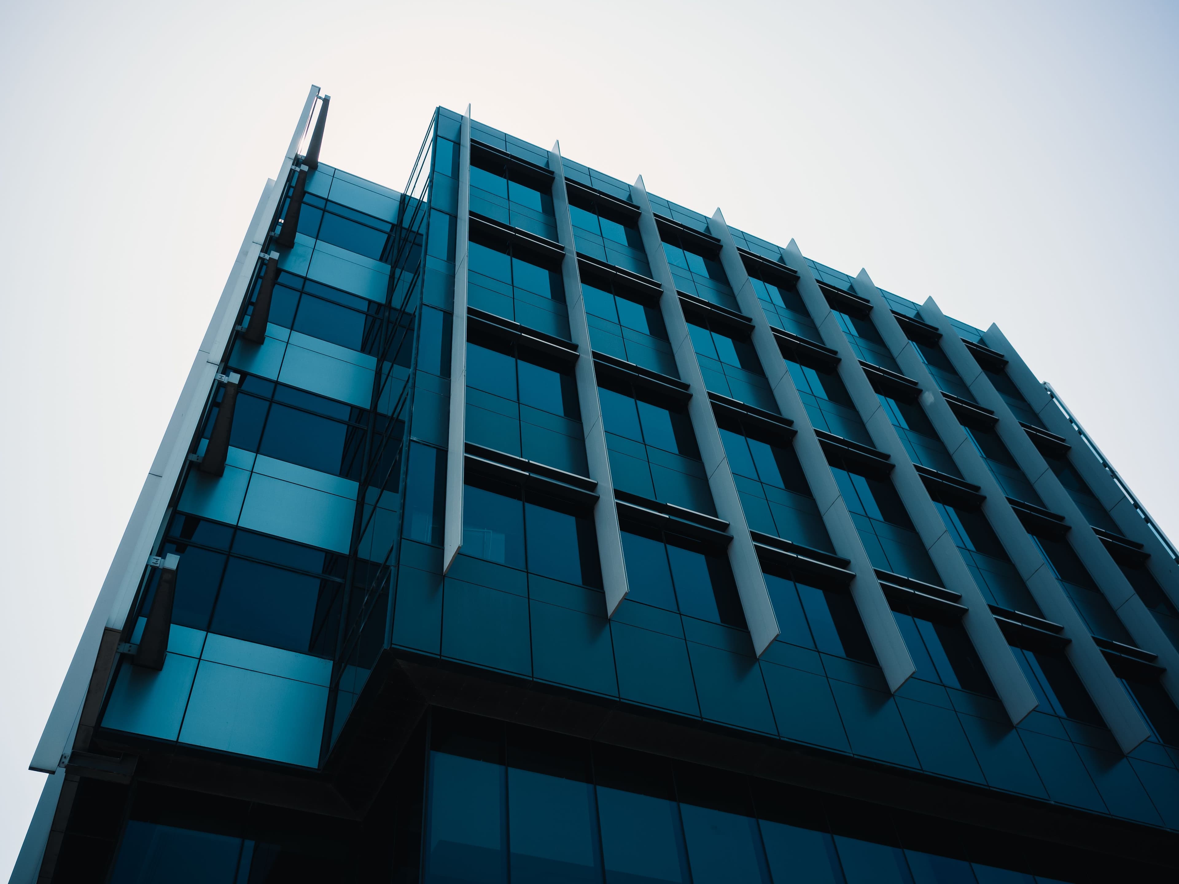 Edificio corporativo contemporáneo visto desde el exterior