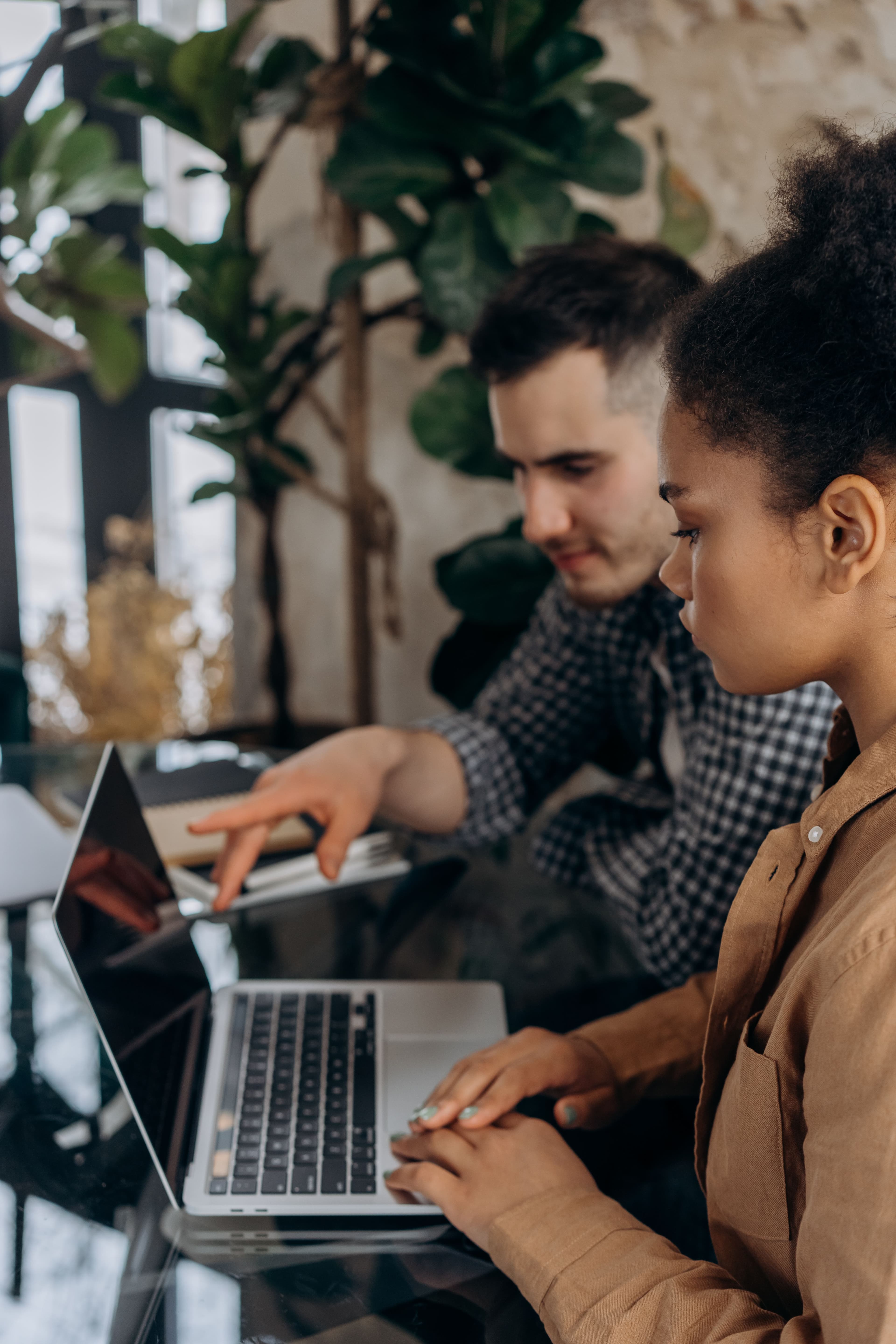 Profesionales aprendiendo y aplicando tecnología en un entorno de trabajo