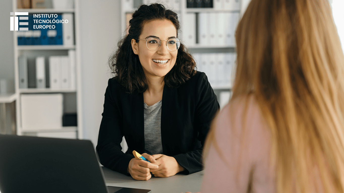 Descubre la importancia de Power BI para RRHH y cómo esta herramienta potencia el análisis, la retención y la gestión estratégica del talento.